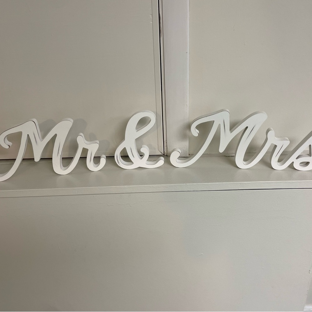 White 'Mr & Mrs' Decorative Sign
